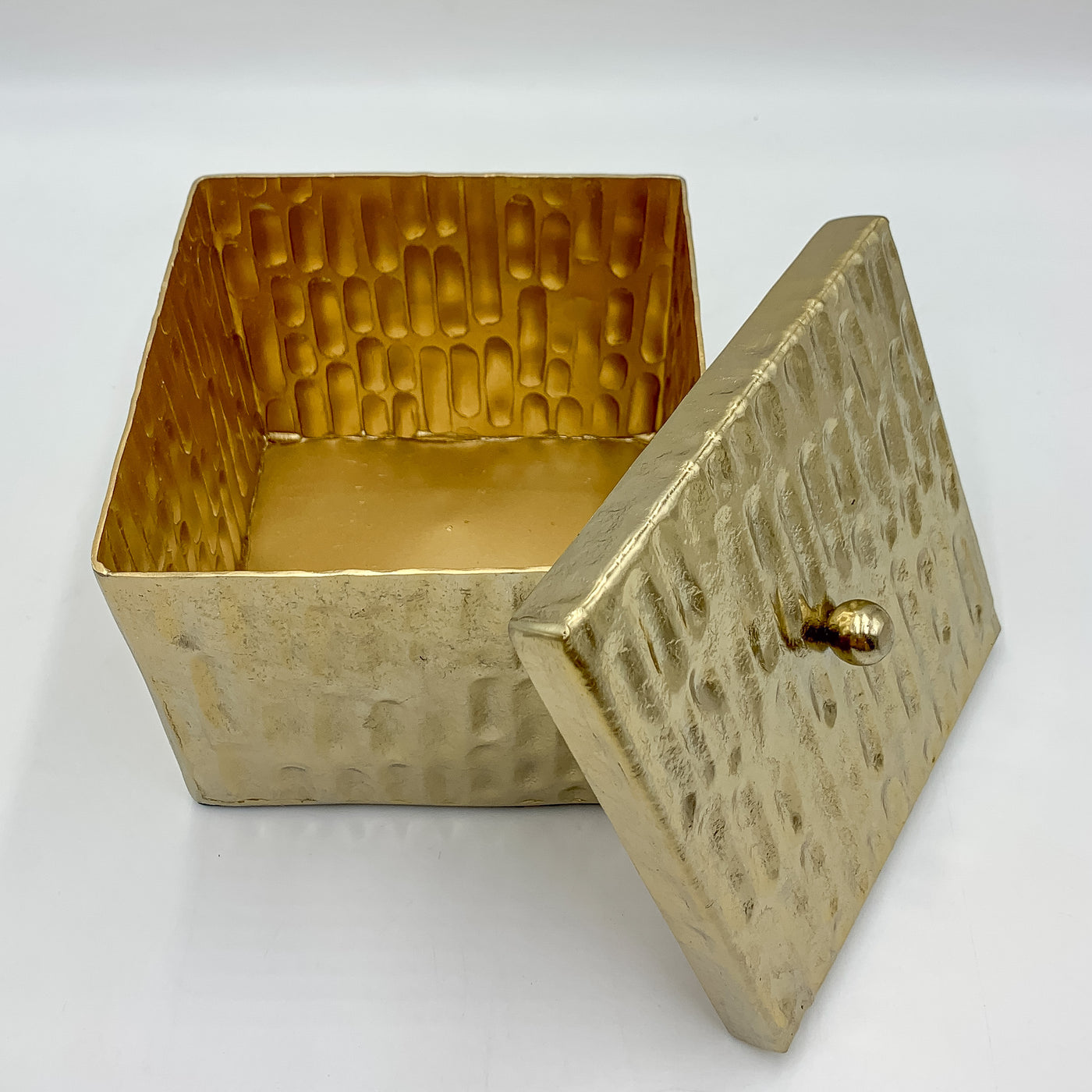 Caja Decorativa con Tachuelas y Detalle Dorado