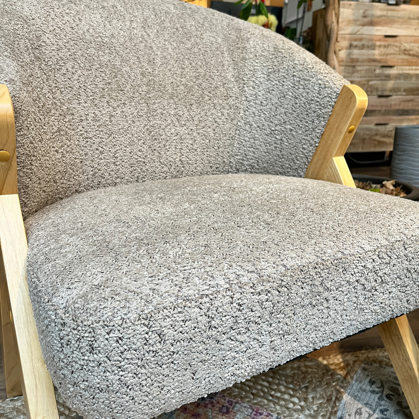 sillón-gris-rizo-madera