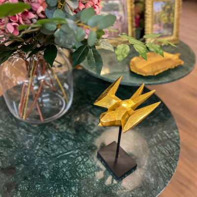Figura golondrina dorada y negra 25x17x23