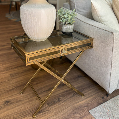 Mesa vitrina metal dorado y cristal con cerradura 59x36x30 cm