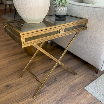 Mesa vitrina metal dorado y cristal con cerradura 59x36x30 cm