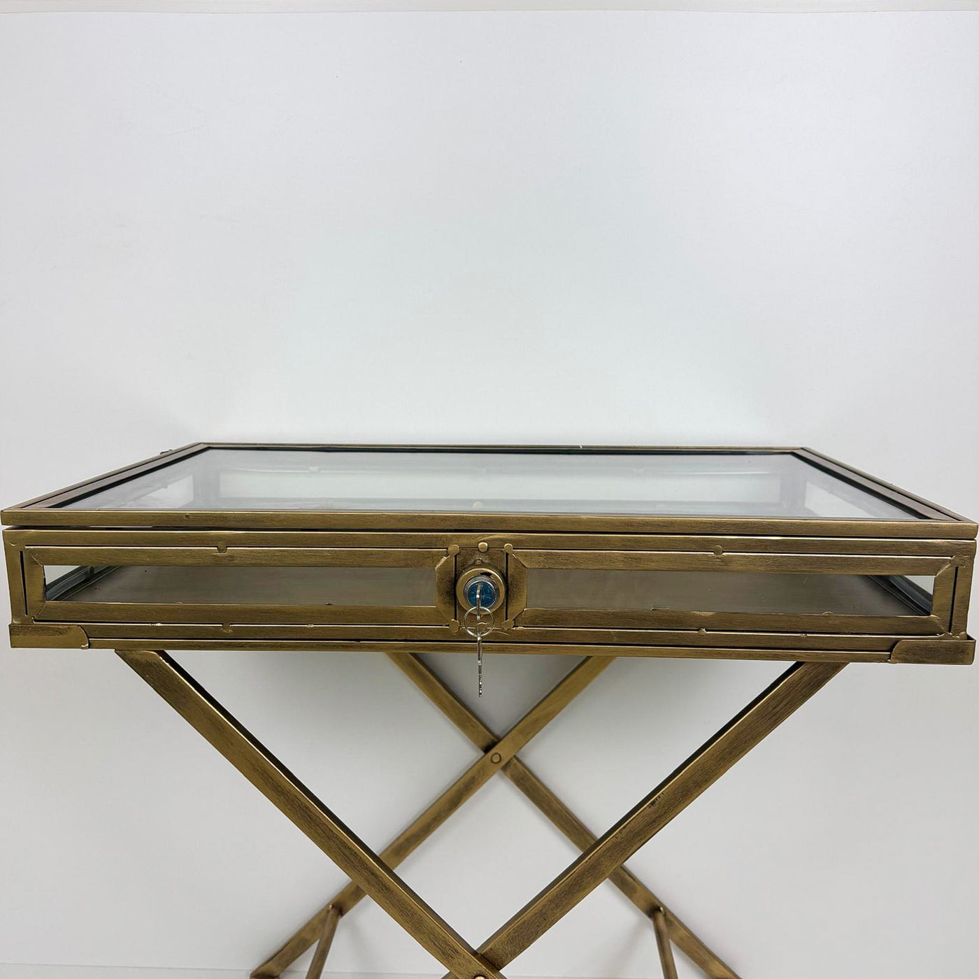 Mesa vitrina metal dorado y cristal con cerradura 59x36x30 cm