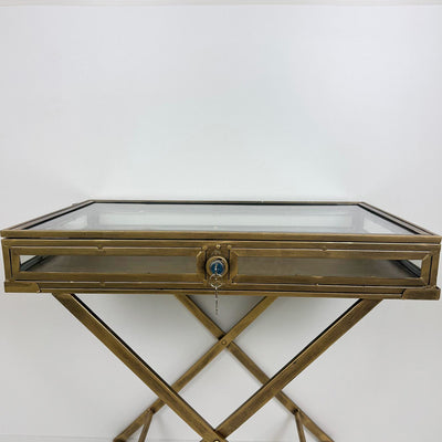 Mesa vitrina metal dorado y cristal con cerradura 59x36x30 cm