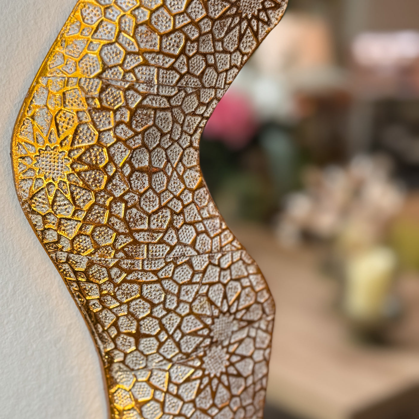 espejo-metal-dorado-irregular-relieve