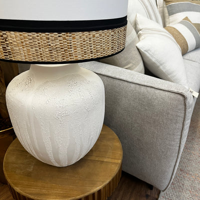 lámpara-cerámica-blanca-textura-rafia