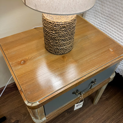 mesita-madera-un-cajón-gris