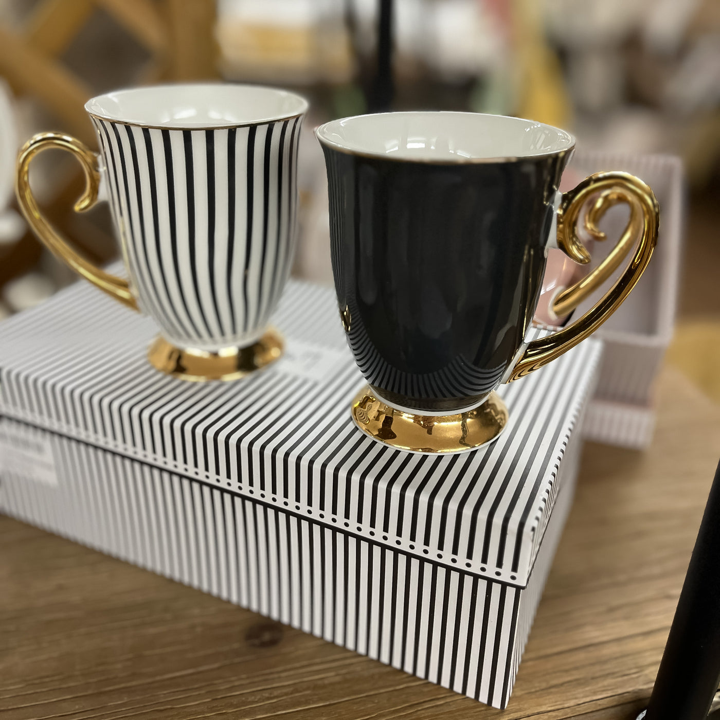 tazas-rayas-negras-blancas-asa-dorada