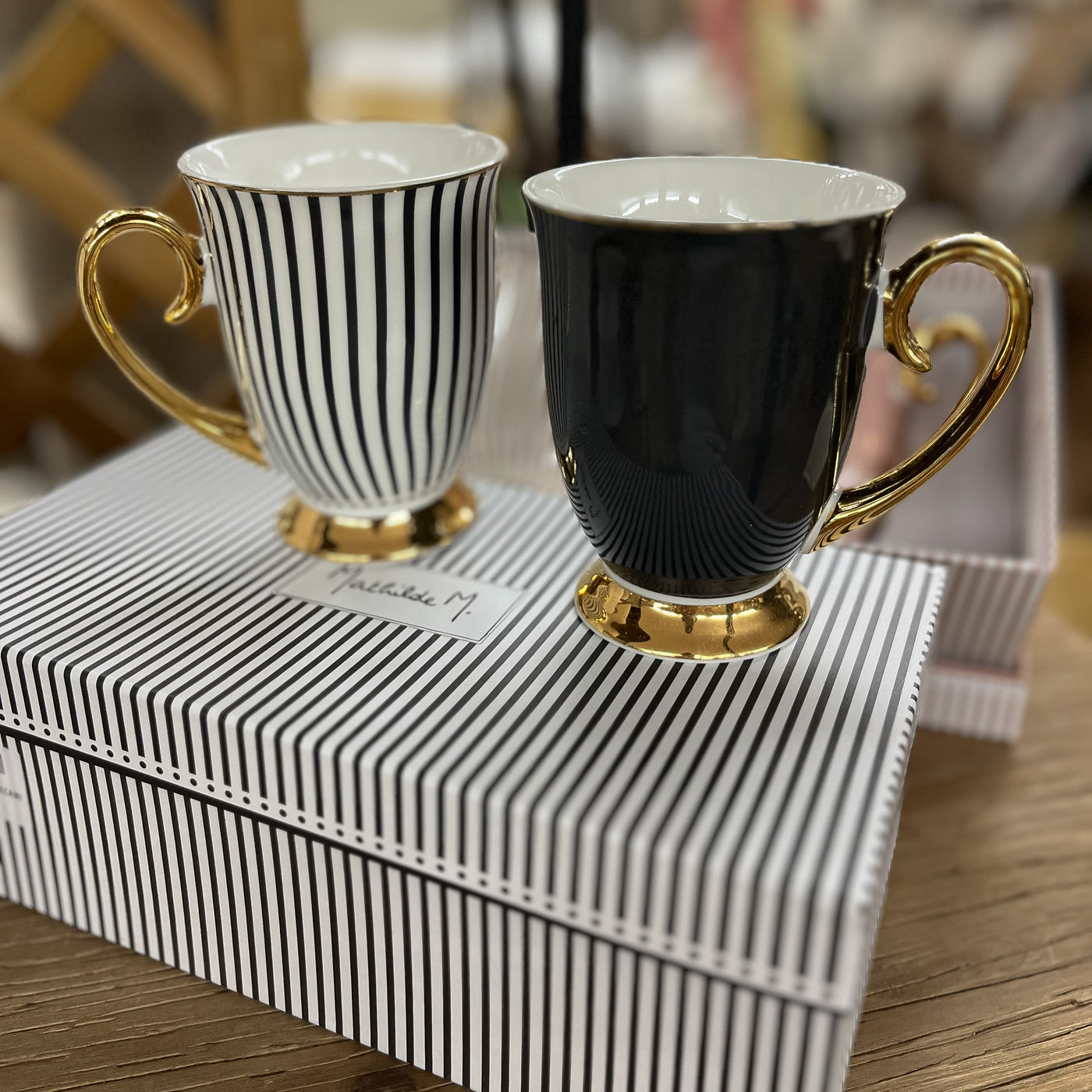 tazas-rayas-negras-blancas-doradas